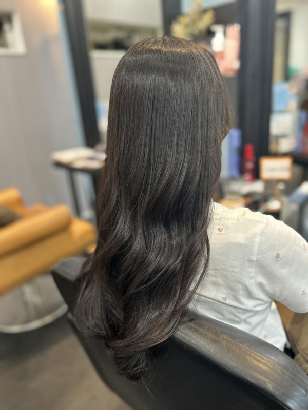 ストレートとコテ巻きで変わるロングヘアの印象