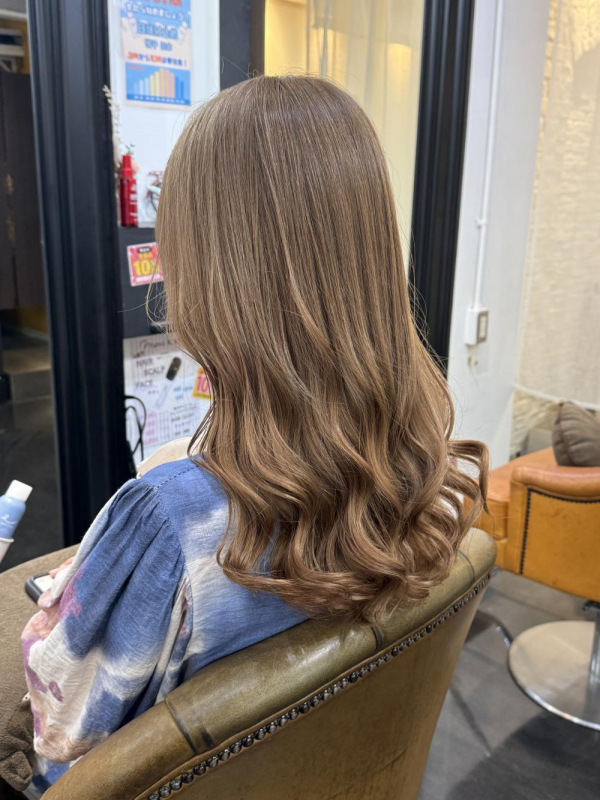ミルクティーで透明感と柔らかさのある秋冬ヘアー♪