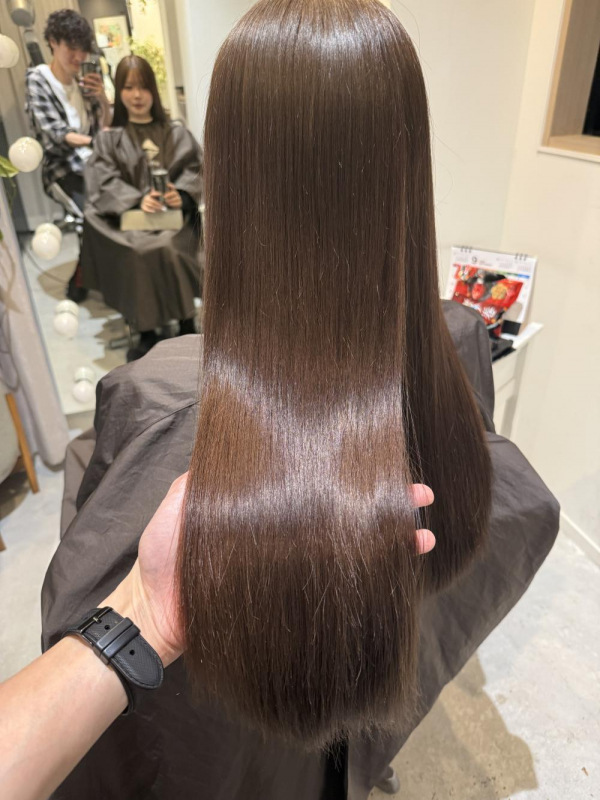 ロングヘアが映える！透明感◎の深みブラウン秋カラー