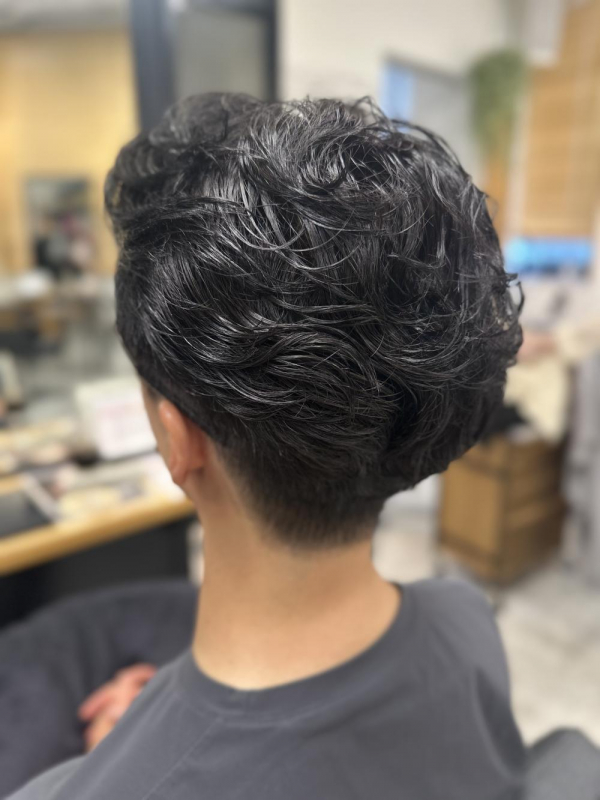 動きと清潔感を両立する大人パーマ