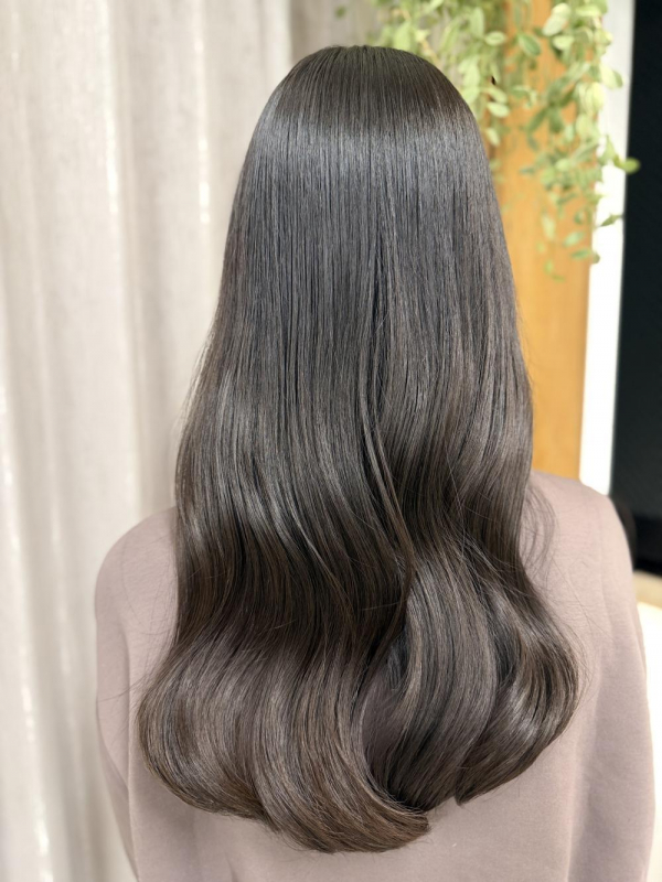 光に透ける上品オリーブベージュ