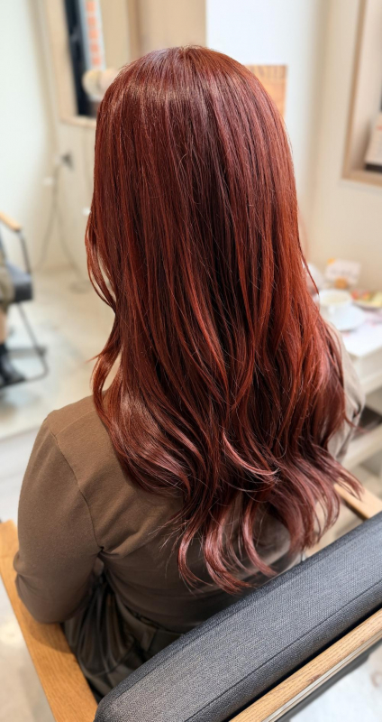 艶と華やかさを両立！冬のレッドカラー