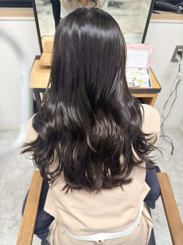 艶で魅せる大人のブルーブラック