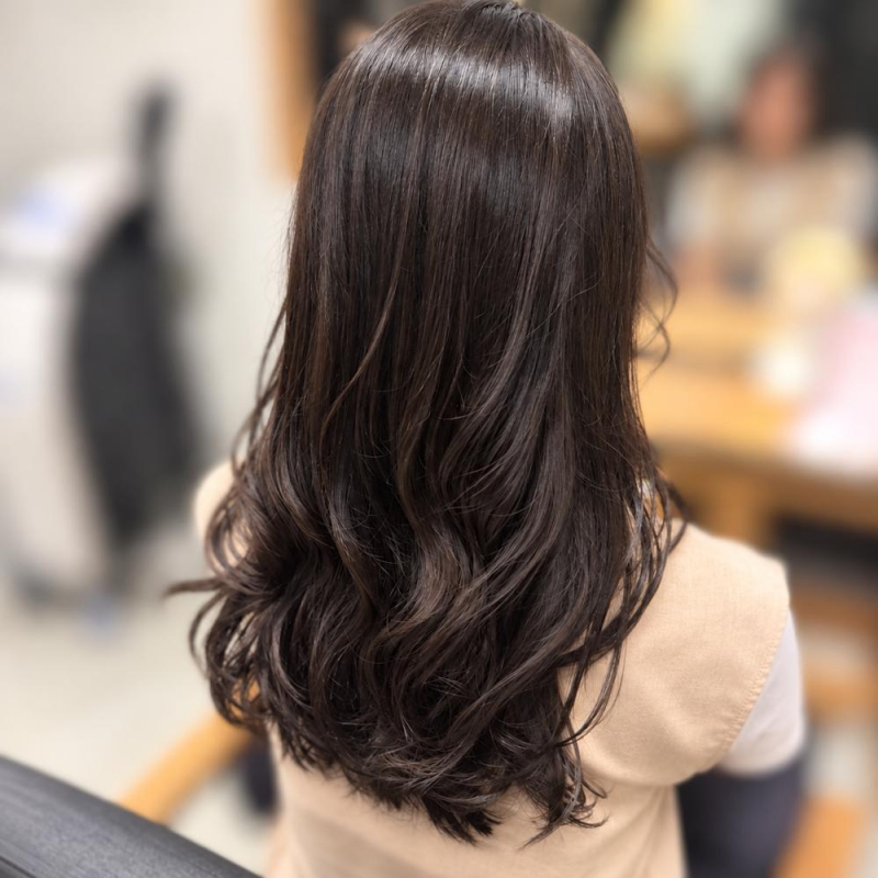 暗髪でも軽やかに。艶めく大人のロングヘア